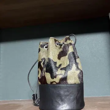 보 데셍 카모 패턴 버킷형 숄더백