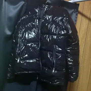 광택 블랙 후드 부착 다운 자켓