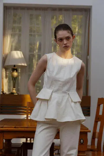 the toe Pericles Peplum Top 화이트 M 사이즈