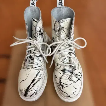 닥터마틴 마블 디자인 부츠