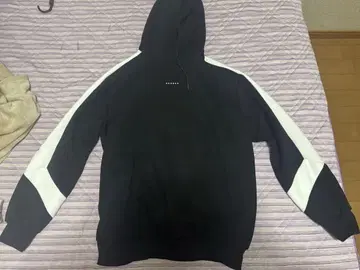 크로노스 후드티 뒷면 입체 로고