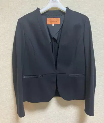 SunaUna 노카라 자켓과 스커트 세트