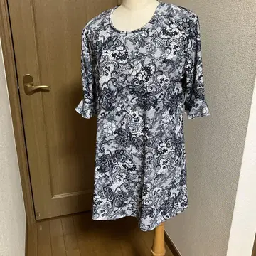 화이트 블랙 레이스 무늬 칠부 소매 튜닉