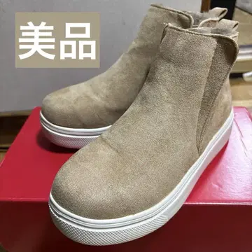퍼 달린 베이지 스웨이드 슬립온 부츠