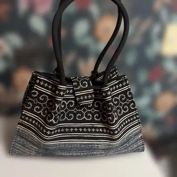 새상품 몽족 기하학 패턴 패브릭 소재 핸드백