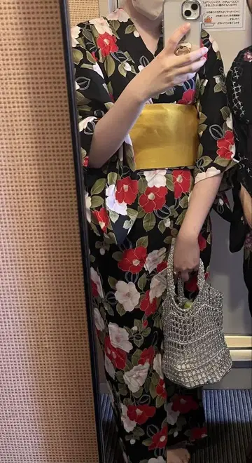블랙 베이스에 빨간색과 화이트 꽃무늬 유카타 오비 세트
