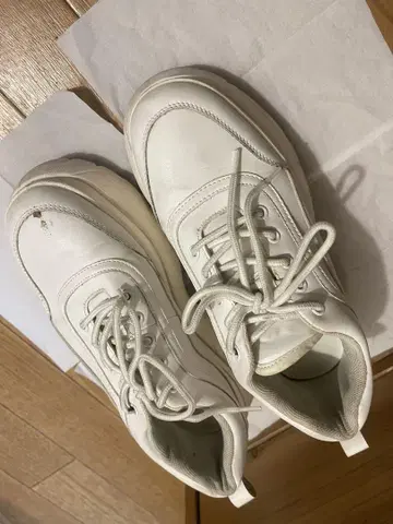 화이트 레이스업 스니커즈 M