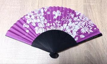 꽃무늬와 심플한 디자인의 부채와 케이스