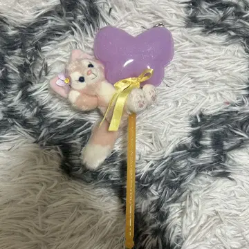 고양이 봉제 인형이 달린 보라색 나비