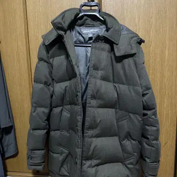 다크 그레이 후드 부착 다운 자켓