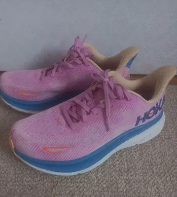 HOKA 클리프톤