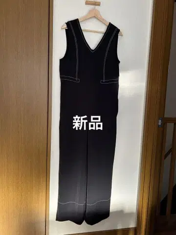 미사용 새상품 블랙 V넥 슬리브리스 올인원