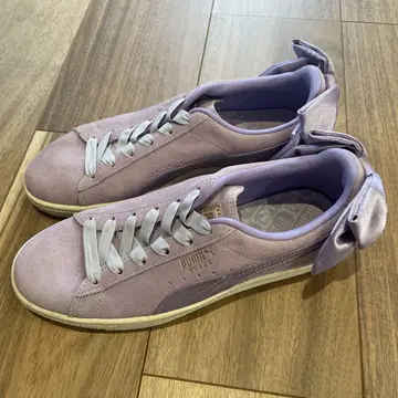 PUMA의 스웨이드 리본 스니커즈
