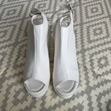화이트 오픈토 샌들