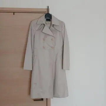 베이지 더블 브레스트 트렌치코트