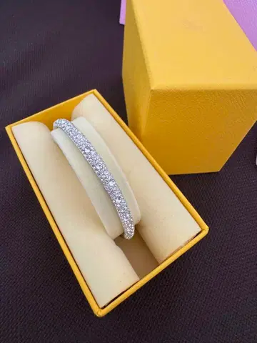 스와로브스키 뱅글 팔찌