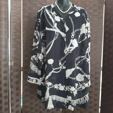 하나 있으면 편리한 로고가 많은 모노톤 레오나르 시어 롱 겉옷