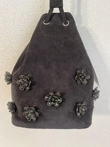 꽃 모티브가 달린 그레이 숄더백