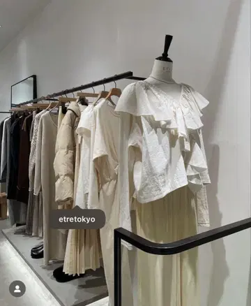 에트레토쿄 컷오프 프릴 넥 셔츠