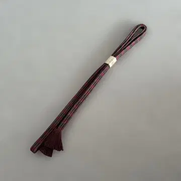 홍차색과 짙은 갈색의 패턴 허리띠