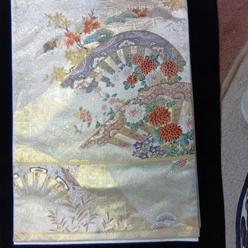 골드 컬러 자동차 (어차)에 풀꽃