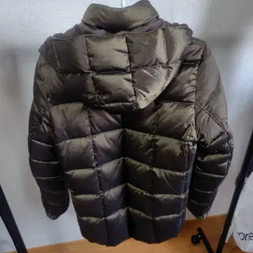 카키 후드 부착 다운 자켓