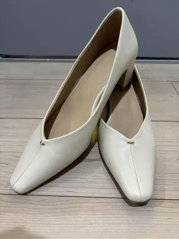 [ 미사용 새상품 ] 아이보리 스틸레토 중간 힐 펌프스