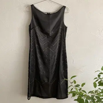 VOCHELLER 비즈 장식 블랙 슬리브리스 드레스