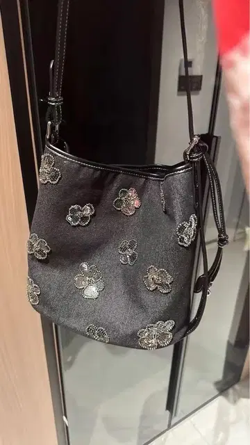 블랙 꽃무늬 자수 숄더백