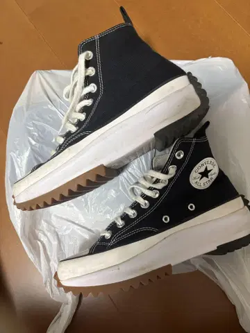 블랙 하이컷 스니커즈 통굽