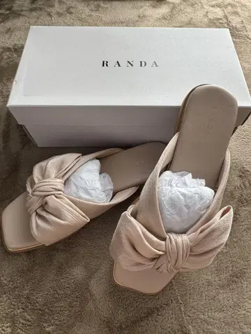 신상 RANDA 빅 리본 플랫 샌들 핑크 베이지 Web 한정 컬러