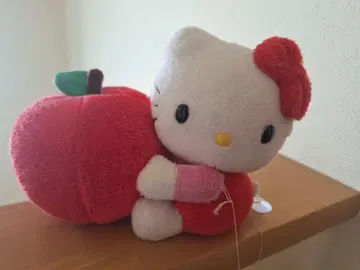 헬로키티 봉제 인형 사과 안고 30주년