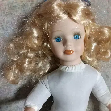 금발 컬 헤어 인형