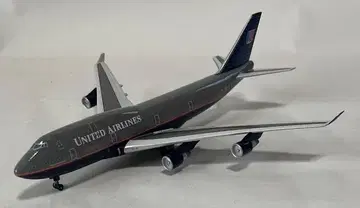 United Airlines B 747-400