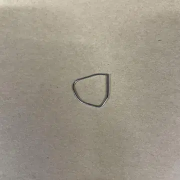 불규칙한 모양의 금속 반지