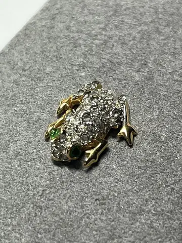 BAB REG'D 큐빅 개구리 핀 배지