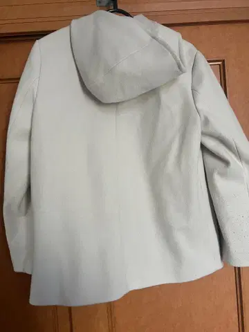 후드 부착 크림색 코트