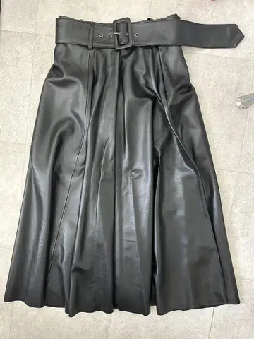 ZARA 인조 가죽 플레어 롱 스커트