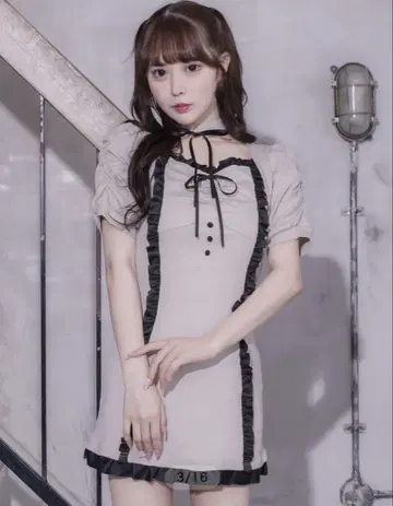 피움 프릴 절개 초커 컷 원피스