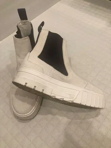 가격 인하 PUMA 메이즈 첼시 스웨이드 부츠 화이트