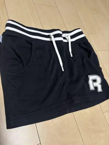Reebok 맨투맨 스커트