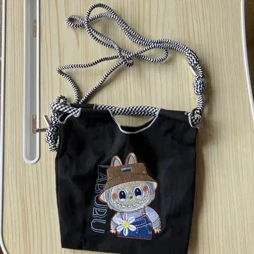 러브브 자수의 블랙 사코슈와 키링