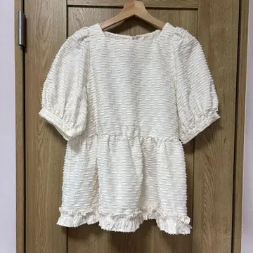미사용 새상품 아이보리 프릴 퍼프 슬리브 셔츠