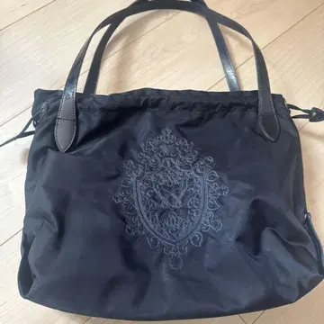 자수 장식 블랙 나일론 토트백