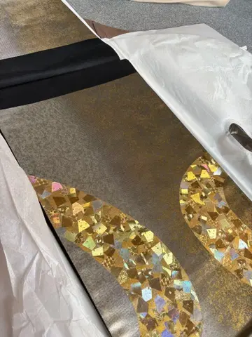 골드 컬러와 블랙 컬러의 후쿠로 오비