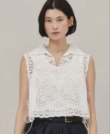 화이트 레이스 슬리브리스 셔츠