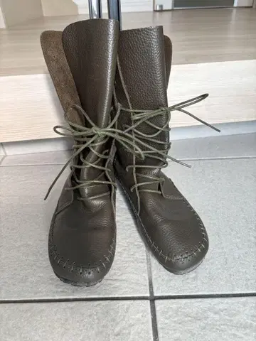 안티카 올리브 그린 가죽 레이스업 부츠