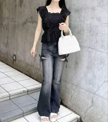 INGNI 사이드 리본 컷 아웃 플레어 데님 팬츠