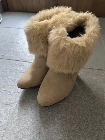 퍼 달린 베이지 부츠 높은 힐
