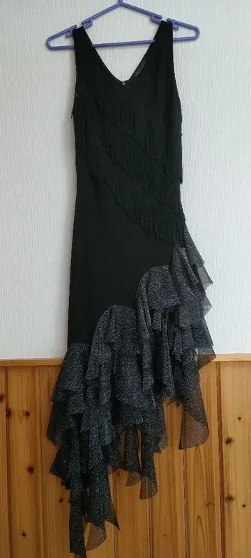 비대칭 프릴 드레스 블랙